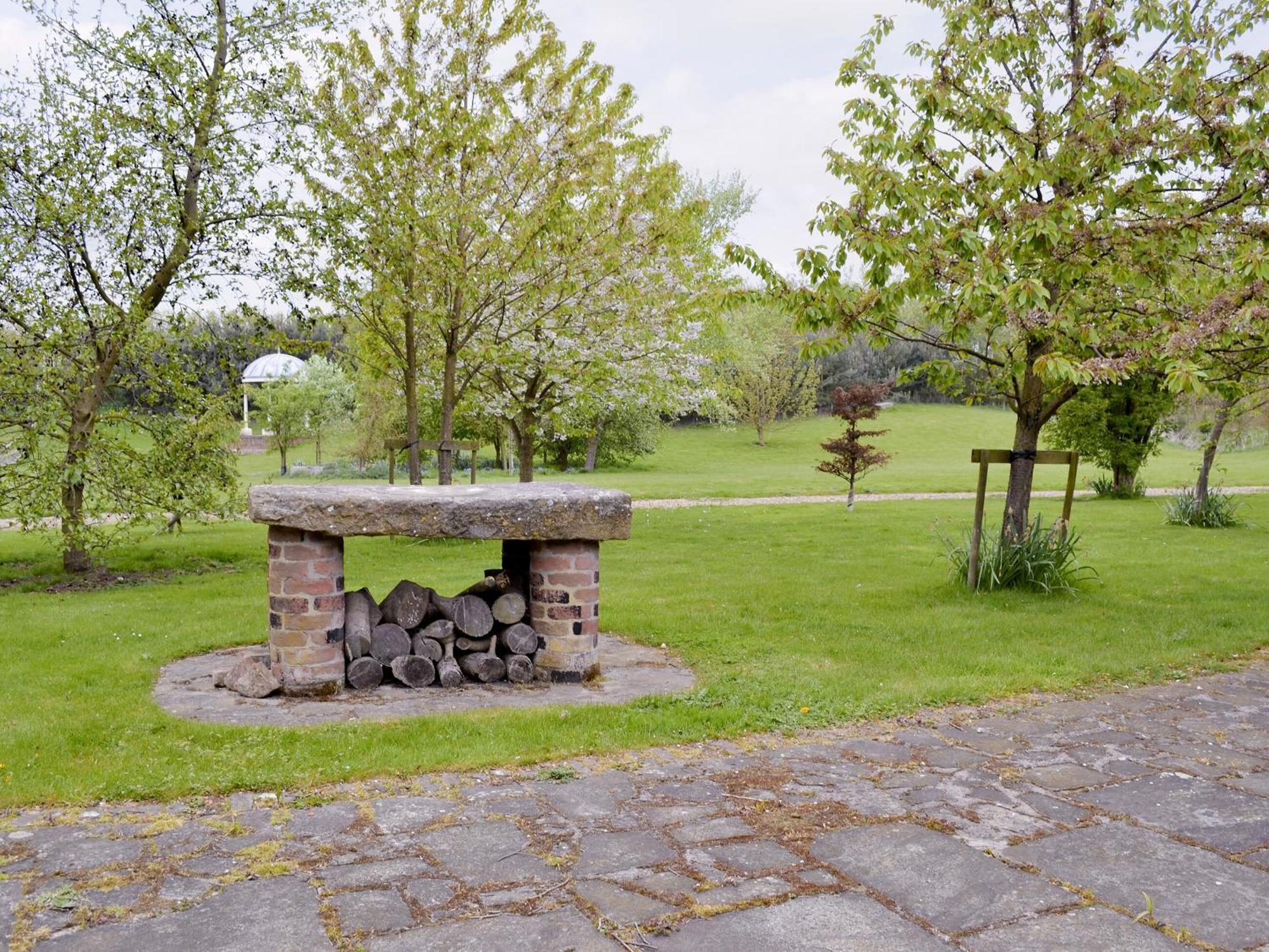 Walled Garden Lodge Ryehill Extérieur photo